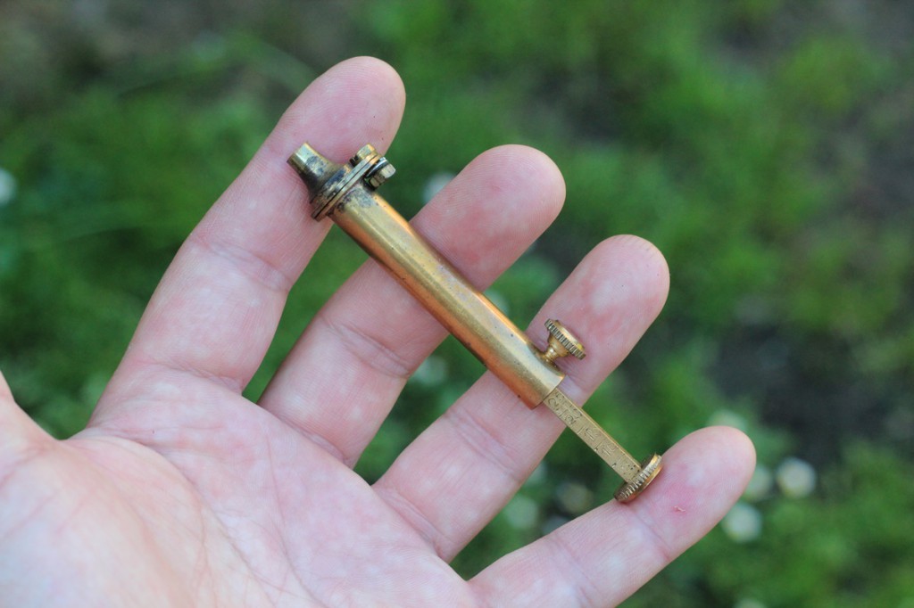 Adjustable measure: quick and handy way of measuring the powder charges. A fine range companion, but can be inaccurate because of the rough scale of the piston.